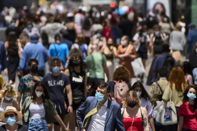 Un viaje de estudiantes españoles al turístico archipiélago de las islas Baleares desencadenó un enorme brote de Covid-19, con cientos de personas infectadas y miles aisladas en siete regiones del país. En la imagen, personas en una calle de Madrid, el 24 de junio de 2021. Foto Ap