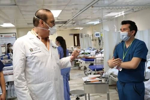El secretario de Salud de Nuevo Léon, Manuel de la O Cavazos (izquierda) y un doctor del Hospital Universitario de Monterrey. Foto La Jornada