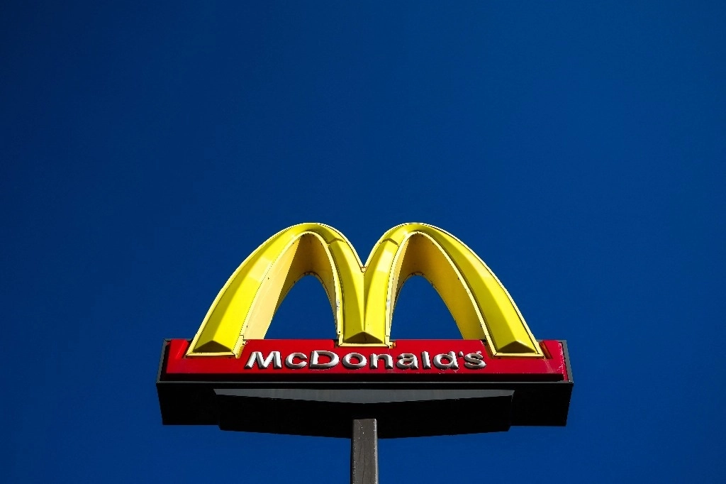 El logotipo de McDonald's se muestra frente a una tienda en Dearborn, Michigan, el 17 de octubre de 2024. Foto Afp