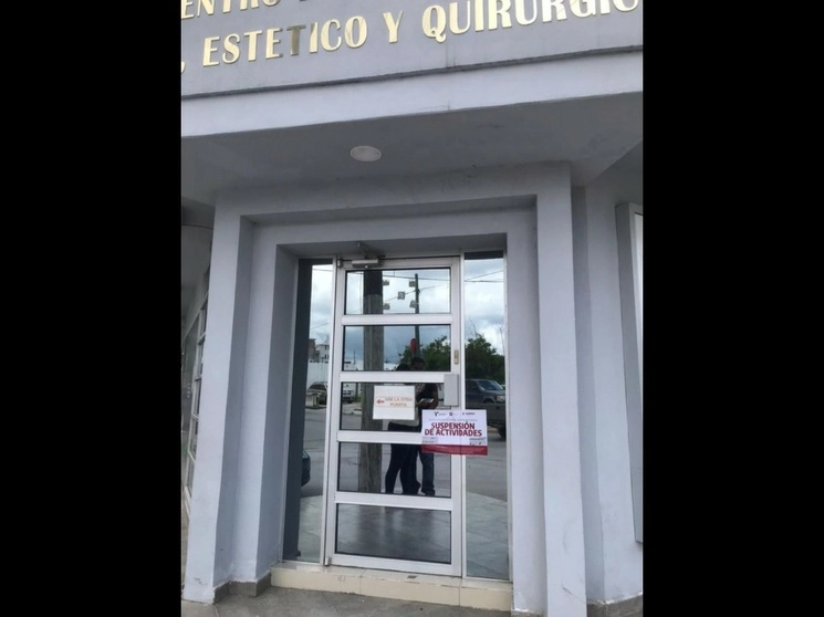 Una de las dos clínicas donde se realizaban procedimientos quirúrgicos estéticos en la ciudad fronteriza de Matamoros, Tamaulipas, las cuales fueron clausuradas por personal de la Comisión Estatal para la Protección de Riesgos Sanitarios el pasado 13 de mayo tras un presunto brote de meningitis micótica. Foto Julia Le Duc