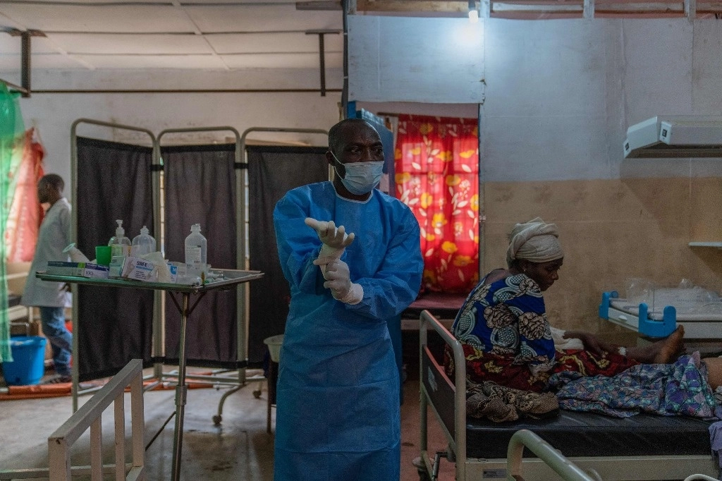 La negligencia ha hecho surgir una versión nueva y más transmisible del virus en países con pocos recursos para detener los brotes. Foto Afp