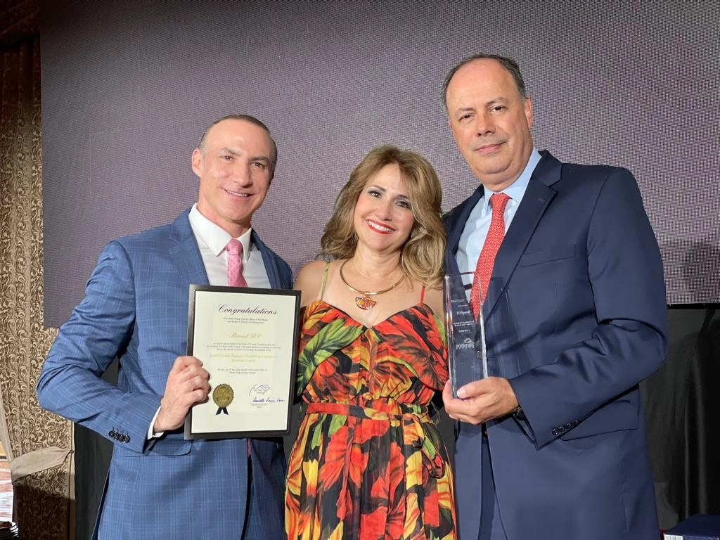 Carlos Marrón Recamier, director general de Broxel en EU, recibió el reconocimiento de manos de Lilly López, presidente de la Cámara. Foto La Jornada