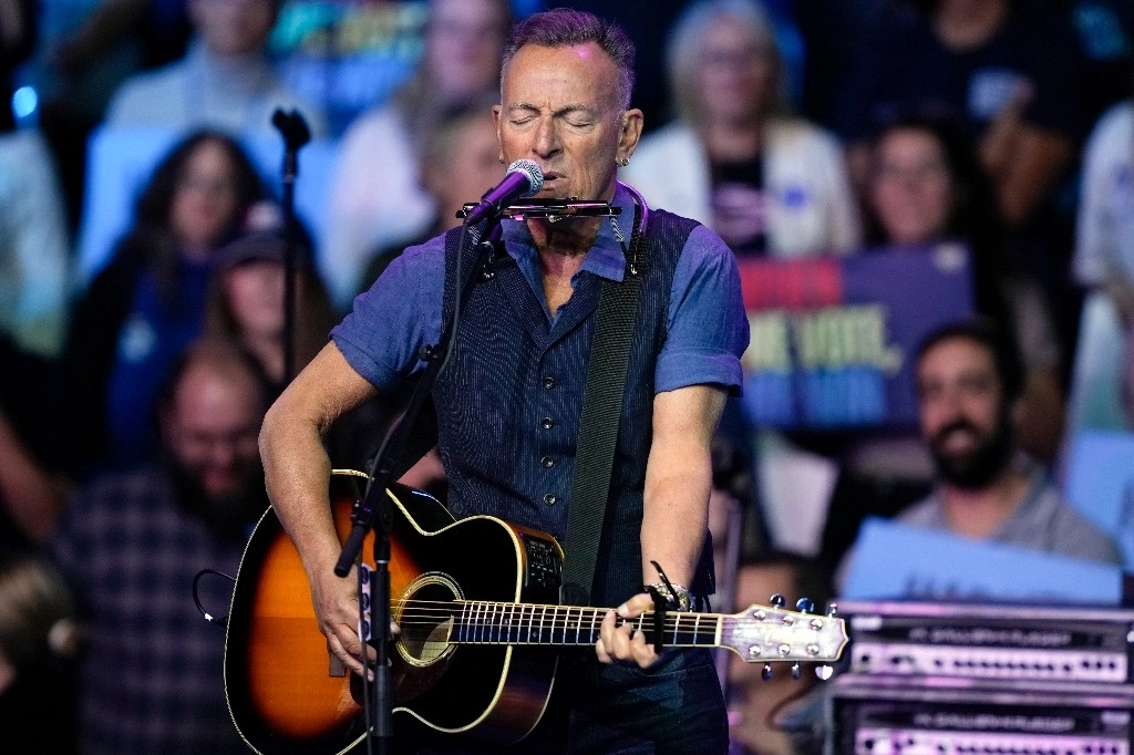 Bruce Springsteen, ayer durante su participación en el mitin de apoyo de Barack Obama a la candidatura de la actual vicepresidenta. Foto Ap