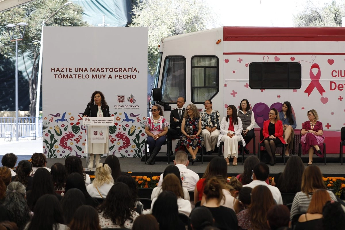 La jefa de Gobierno de la CDMX, Clara Brugada, dio el banderazo de salida a 20 de 100 mastógrafos móviles que realizarán de manera gratuita durante el 2026 un millón de estudios Foto