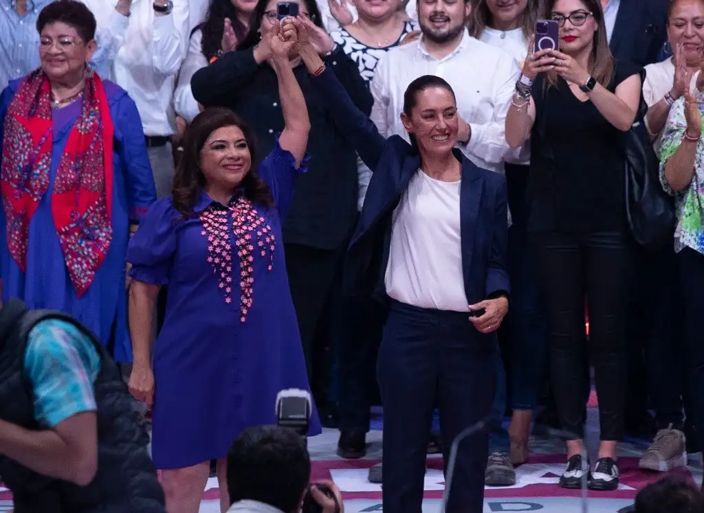 Luego de recibir su constancia de mayoría, Clara Brugada (izquierda) se encontró con Claudia Sheinbaum en la Arena México para celebrar el triunfo con simpatizantes y reconocer el trabajo de brigadistas de la coalición. Antes, la virtual presidenta electa se reunió “sólo para platicar, nada formal”, en su casa de transición, con Omar García Harfuch, ex titular de Seguridad, y Andrés Lajous, Secretario de Movilidad de la Capital. Foto María Luisa Severiano