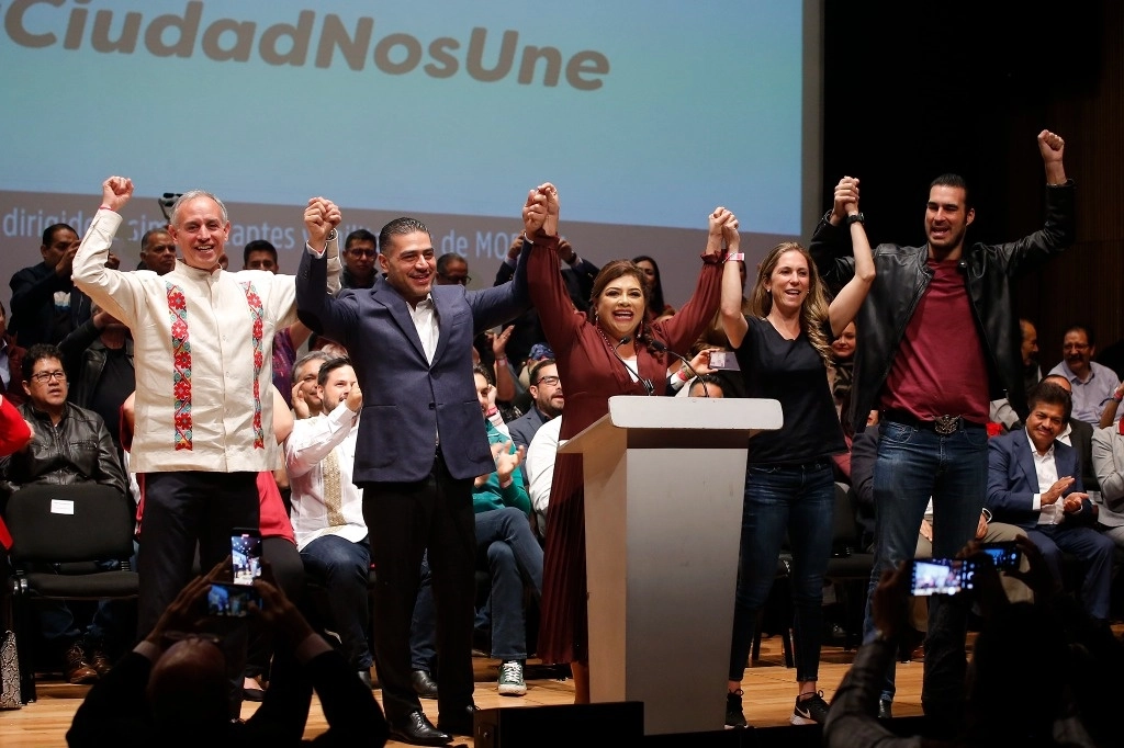 Clara Brugada (centro) empezó su precampaña en el centro cultural Roberto Cantoral, en la colonia Xoco, alcaldía Benito Juárez, arropada por los líderes de los partidos que la postulan y los aspirantes que participaron en la encuesta. Foto María Luisa Severiano



