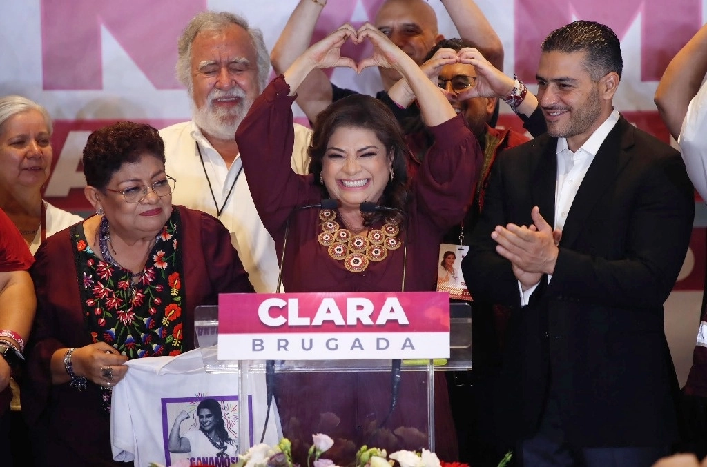 La candidata de Morena, PVEM y PT se convertirá en jefa de Gobierno de la Ciudad de México, de acuerdo con datos del conteo rápido, el cual le dio entre 49 y 52.8 por ciento de la votación. Acompañada por Ernestina Godoy y Omar García Harfuch se declaró triunfadora al cierre de las casillas con base en encuestas de salida. Su contrincante, el panista Santiago Taboada, reconoció su derrota tras cancelar un festejo en el Ángel de la Independencia. Foto Cristina Rodríguez
