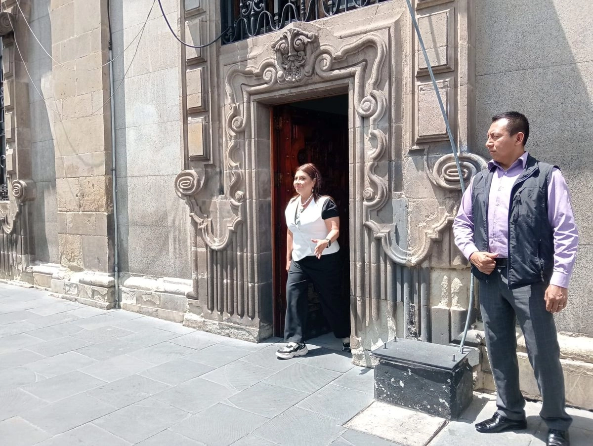 En punto del mediodía con 2 minutos, la jefa de Gobierno de la Ciudad de México, Clara Brugada Molina, salió de la conocida "puerta 0 " del edificio del  Antiguo Ayuntamiento.