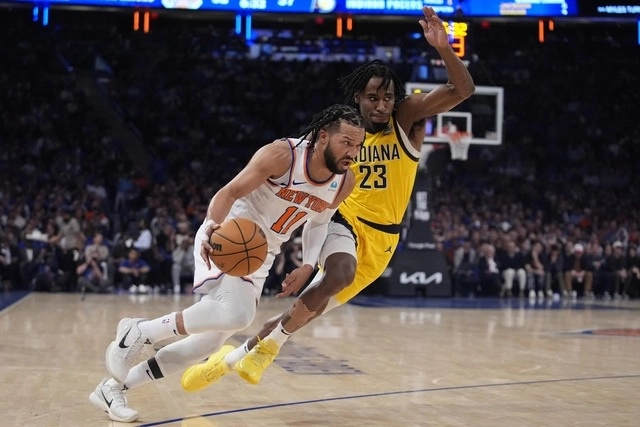 Jalen Brunson (11) de los New York Knicks pasa por Aaron Nesmith (23) de Indiana Pacers. Foto Ap