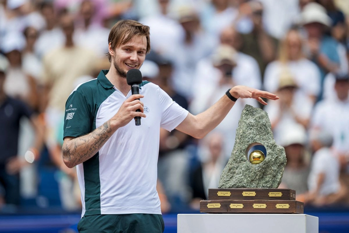 De esta manera, Bublik se resarció de su temprana eliminación en el torneo de Wimbledon a manos del español Jaume Munar en 1/64 de final. Habiendo derrotado en Halle al italiano Jannik Sinner, el 'suflé' del kazajo se bajó días después en ese tercer 'Grand Slam' de la temporada. Foto 