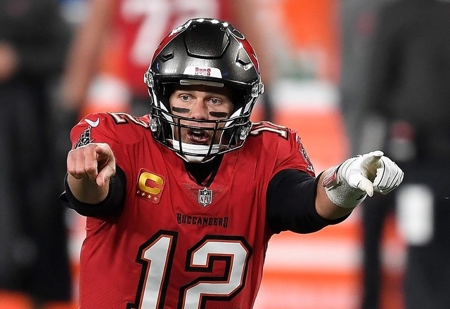 El mariscal de campo de los Bucaneros de Tampa Bay, Toma Brady durante una jugada en el encuentro. Foto Afp