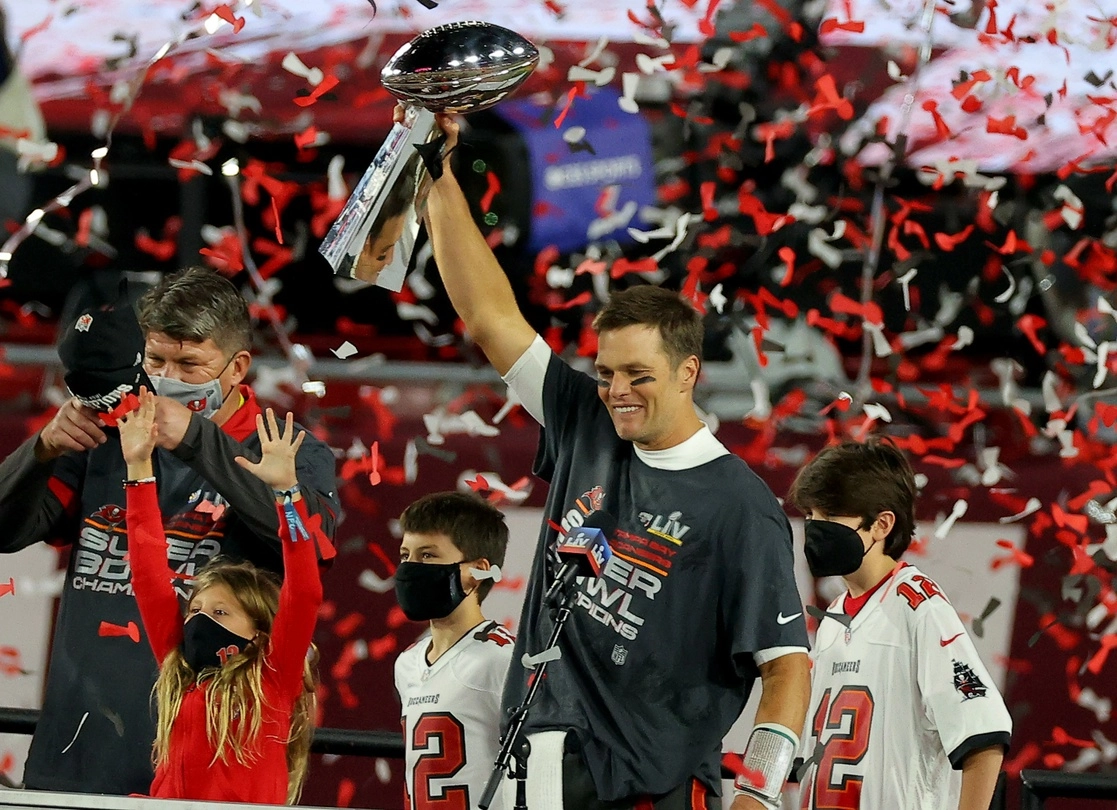Tom Brady, quien fue designado por quinta vez el Jugador más Valioso, obtuvo ayer su séptimo anillo con dos franquicias. Foto Afp