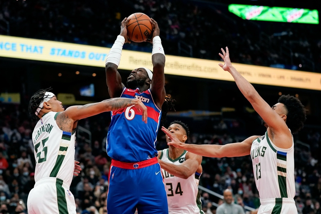 Jugadores de los Wizards tratan de impedir la anotación de Giannis Antetokounmpo. Foto Ap