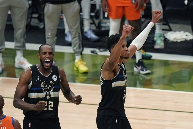 Los jugadores de los Bucks de Milwaukee, Khris Middleton (izq) y Giannis Antetokounmpo (der) celebran al término del encuentro. Foto Ap