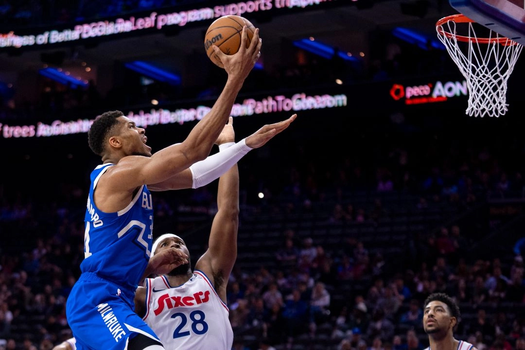 Giannis Antetokounmpo, de los Milwaukee Bucks (izquierda), se lanza para el espectáculo hasta que Guerschon Yabusele, de los Philadelphia 76ers (derecha), defiende durante la primera mitad de un partido de baloncesto de la NBA, el jueves 3 de abril de 2025, en Filadelfia. Foto