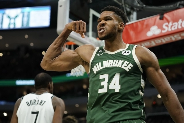 El jugador de los Milwaukee 'Bucks', Giannis Antetokounmpo durante el encuentro. Foto Ap
