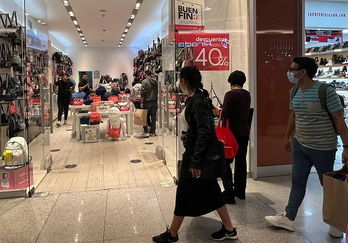 Un Buen Fin más corto y que los mexicanos son más precavidos para hacer gastos debido a los altos niveles de las tasas interés, provocaron que en noviembre el consumo perdiera dinamismo y cayera 3.4%, reveló BBVA. Foto Cristina Rodríguez / Archivo