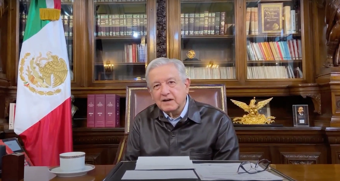 Desde su despacho en Palacio Nacional, el presidente Andrés Manuel López Obrador rechazó que la venta de Citibabamex se deba a una situación adversa de la economía de México. Todo lo contrario, llega inversión extranjera. Foto tomada de Twitter del mandatario