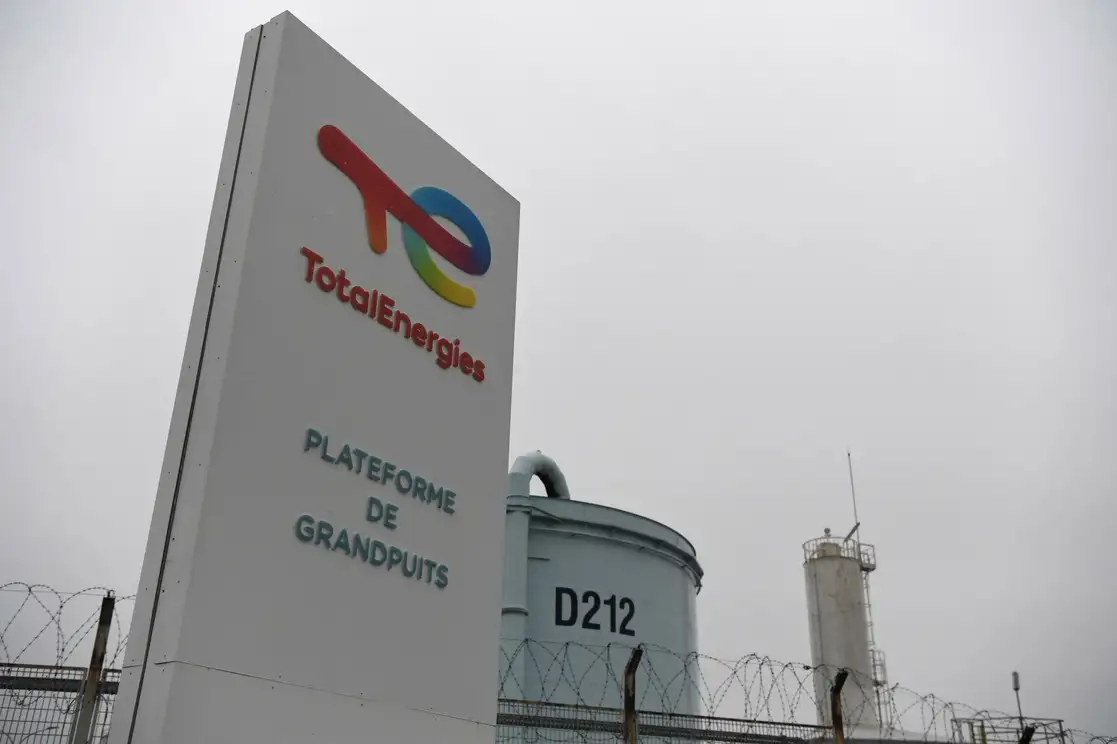 Planta de refinación de la petrolera TotalEnergies, en Francia. Foto Afp.