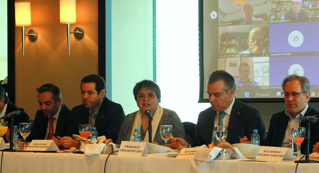 La secretaria Raquel Buenrostro, en reunión con Francisco Cervantes Díaz, presidente del CCE y con  José Abugaber Andonie, líder de la Concamin. Foto Tomada del Twitter @SE_mx