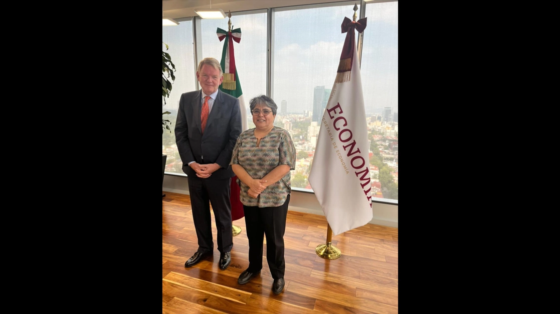 Raquel Buenrostro, titular de la Secretaría de Economía (SE) se reunió este lunes con Graeme C. Clark, embajador de Canadá en México. Foto tomada de la cuenta de Twitter @SE_mx