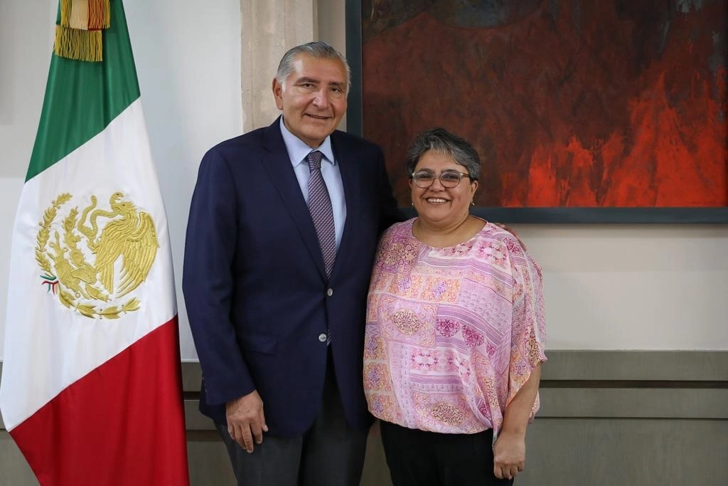 El secretario de Gobernación, Adán López, dio ayer posesión del cargo a la ex titular del Servicio de Administración Tributaria, designada por el presidente Andrés Manuel López Obrador en sustitución de Tatiana Clouthier, quien el jueves renunció. Foto ‘La Jornada’
