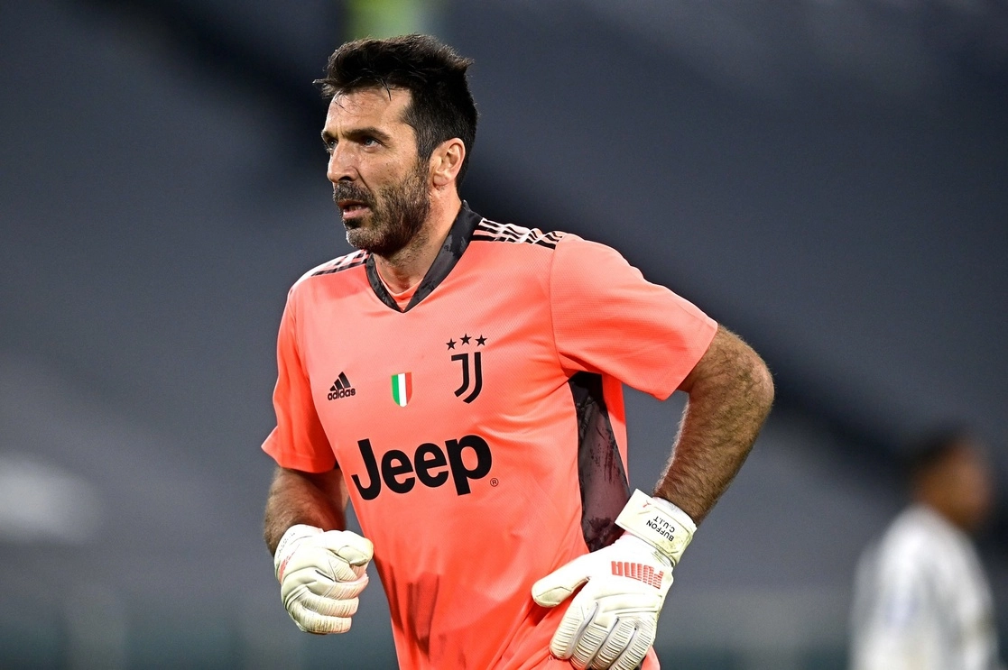 El portero italiano Gianluigi Buffon anunció que dejaría "definitivamente" la Juventus de Turín a final de temporada, pero sigue abierto a nuevas aventuras a sus 43 años. Foto tomada del Twitter de @gianluigibuffon / Archivo