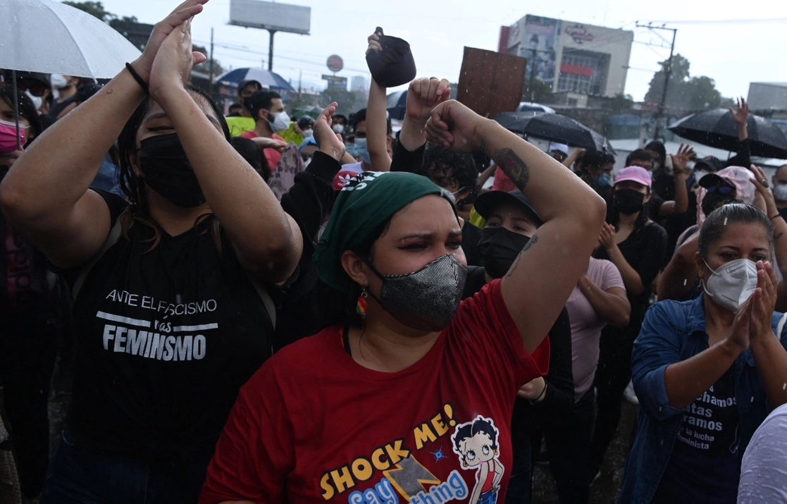 Salvadoreños mostraron ayer su rechazo en las calles de la capital de su país ante las medidas tomadas por la Asamblea Legislativa de destituir a varios jueces de la Corte Suprema y al fiscal general. Foto Afp
