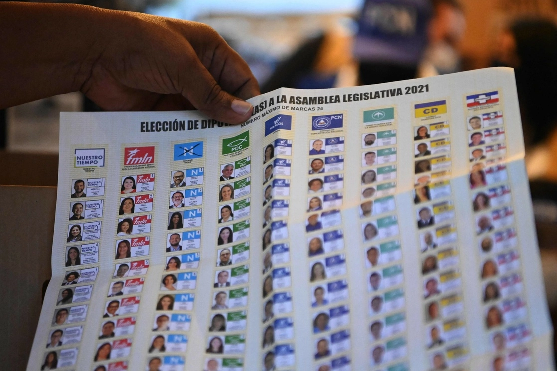 Una boleta electoral de la jornada de hoy. Foto Afp