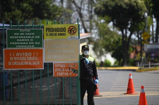 Punto de revisión en la Feria Internacional y Centro de Convenciones de El Salvador, que se convertirá en un hospital temporal para tratar casos de coronavirus. Foto Afp