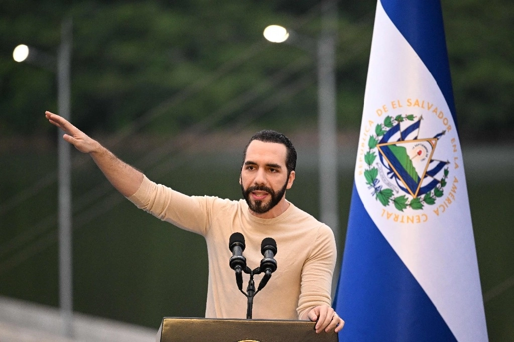 El presidente de El Salvador, Nayib Bukele en mensaje para medios este 19 de octubre. Foto Afp