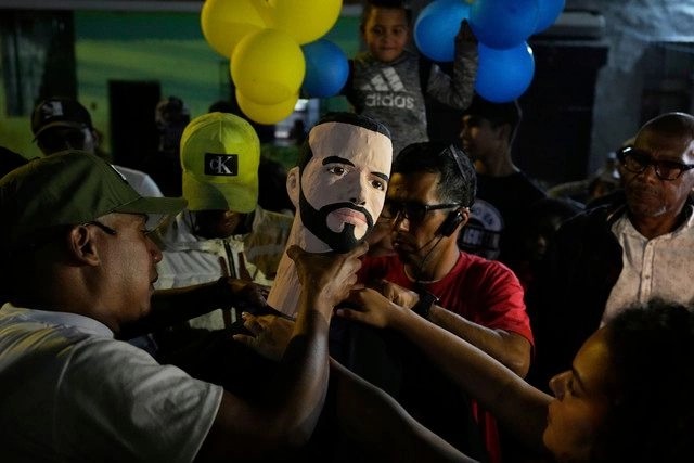 En Venezuela, personas quemaron figuras del presidente de El Salvador Nayib Bukele, como una tradición de Pascua. Foto 