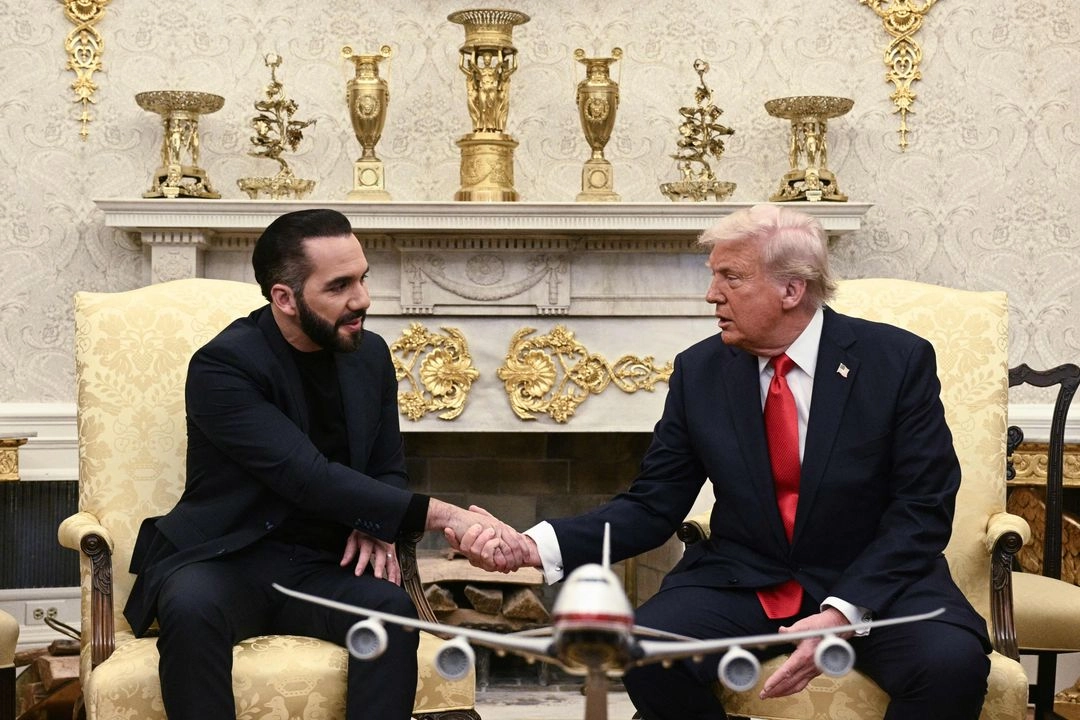 El presidente de Estados Unidos, Donald Trump, se reúne con el presidente de El Salvador, Nayib Bukele, en la Oficina Oval de la Casa Blanca en Washington, D.C., el 14 de abril de 2025. Foto 