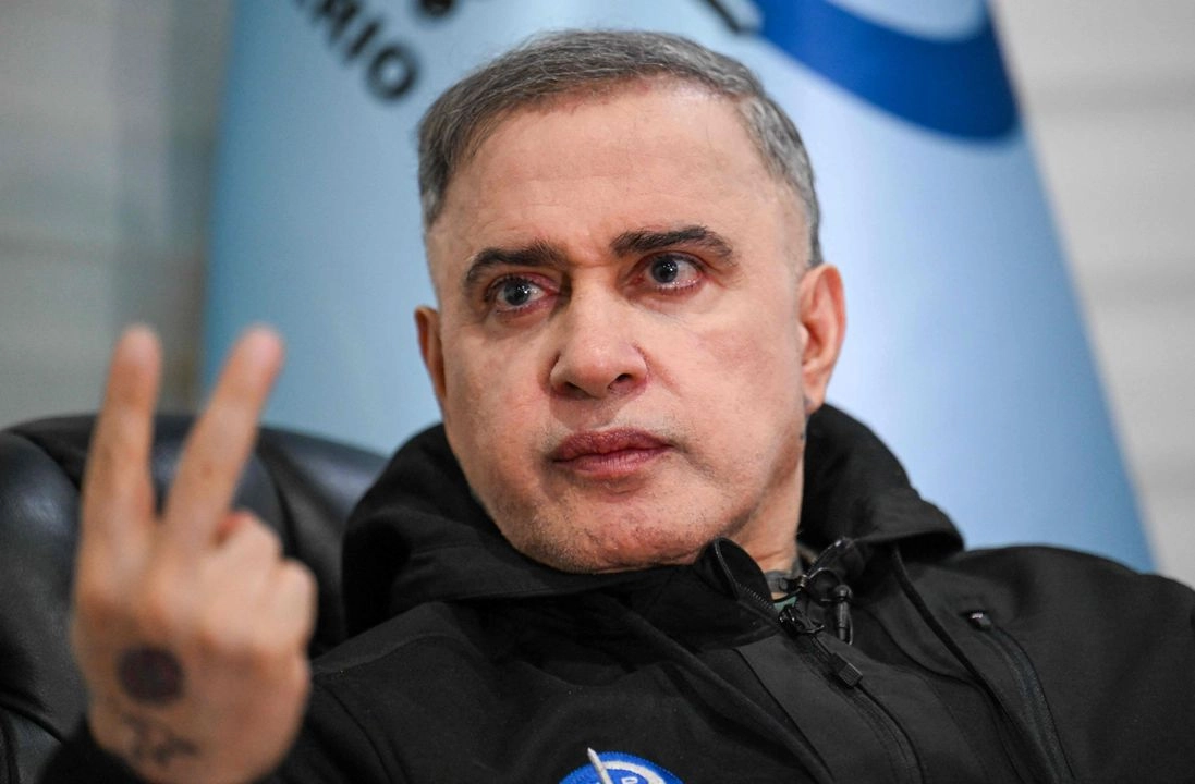 El fiscal general de Venezuela, Tarek William Saab, hace un gesto durante una entrevista con AFP en Caracas el 24 de abril de 2025. Foto 