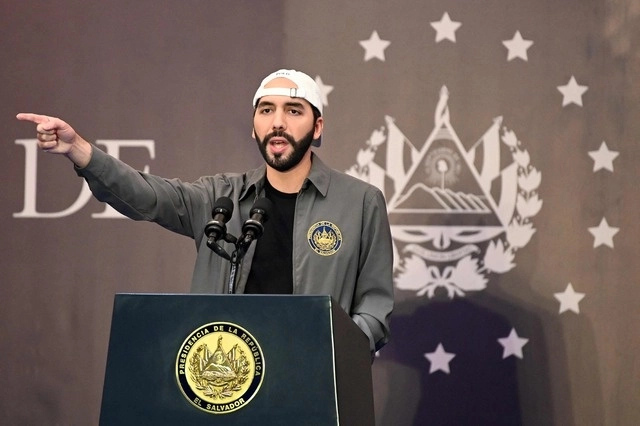 El presidente de El Salvador, Nayib Bukele, no descartó ayer la posibilidad de continuar la remoción de funcionarios nombrados por sus antecesores. Foto Afp 