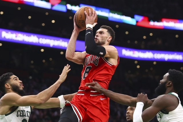 Zach LaVine de los Bulls de Chicago (c) durante una jugada en el encuentro. Foto Afp