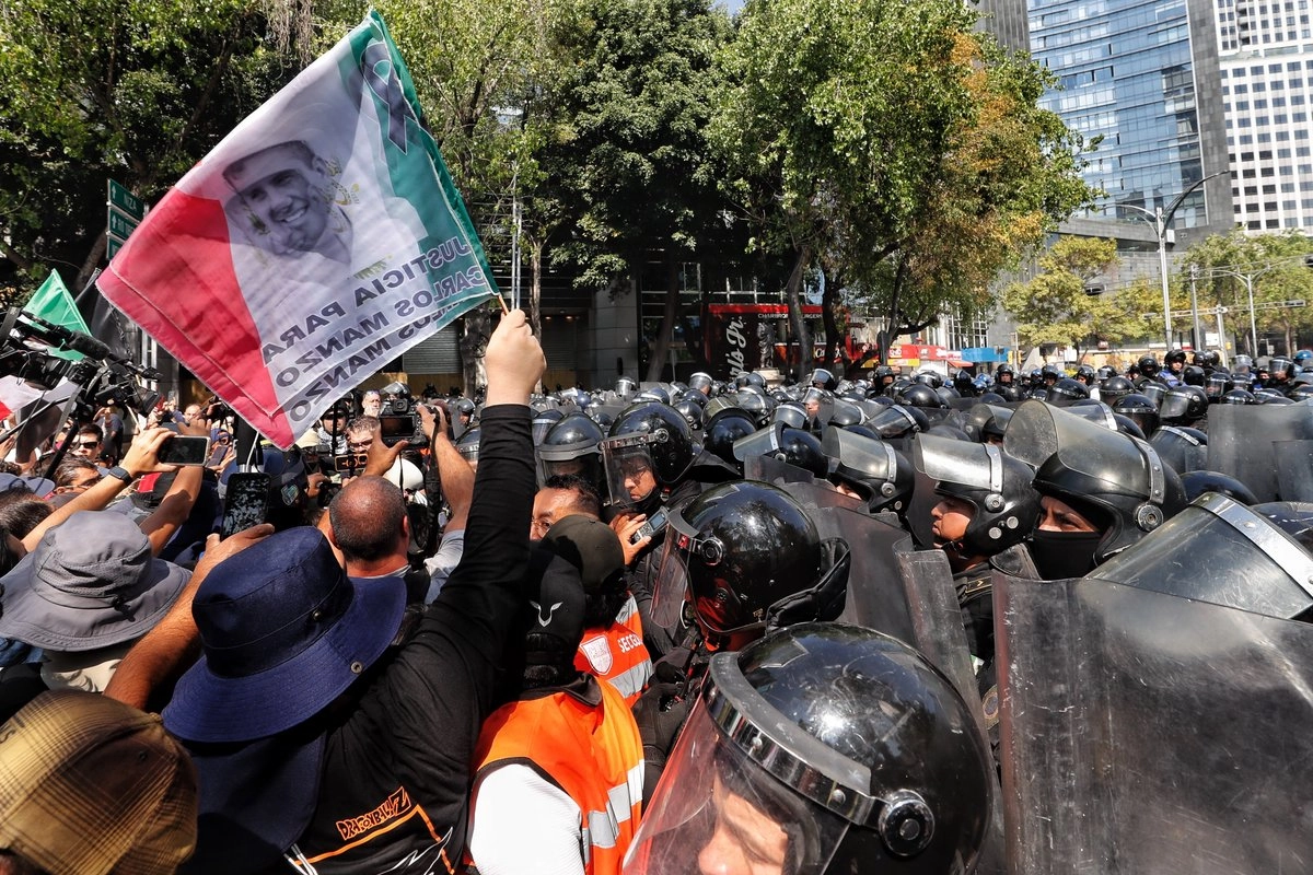 Grupos de interés  buscan debilitar al actual gobierno mediante tácticas de desestabilización basadas en la desinformación. Estas acciones encuentran eco en organizaciones ultraderechistas vinculadas a Donald Trump, que ven amenazados los avances de México como referente de las izquierdas a nivel global. Foto