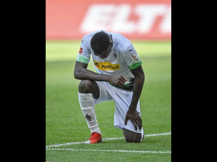 Marcus Thuram pone una rodilla en tierra y el mundo recordó el gesto del ex mariscal de campo de la NFL, Colin Kaepernick. Foto Ap