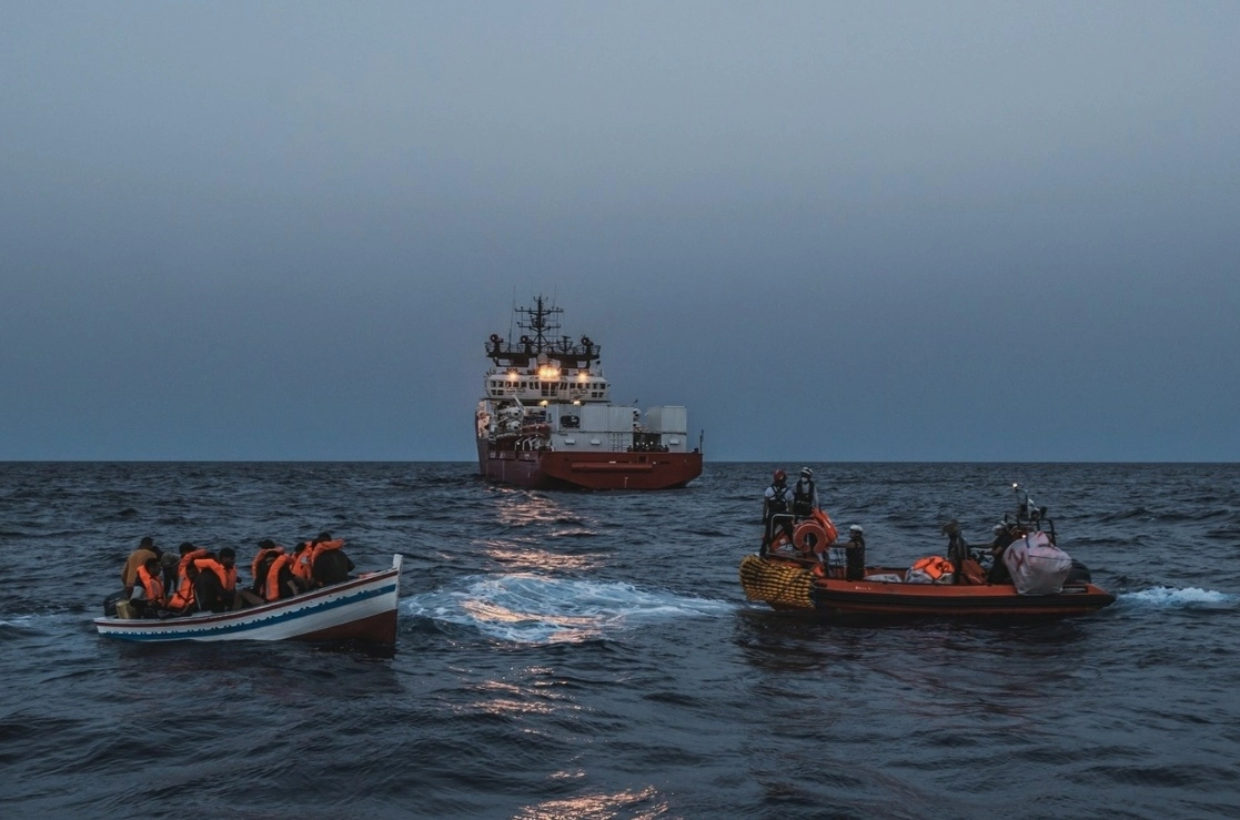 El barco ‘Ocean Viking’ durante una operación de rescate en el Mar Mediterráneo. Foto Europa Press
