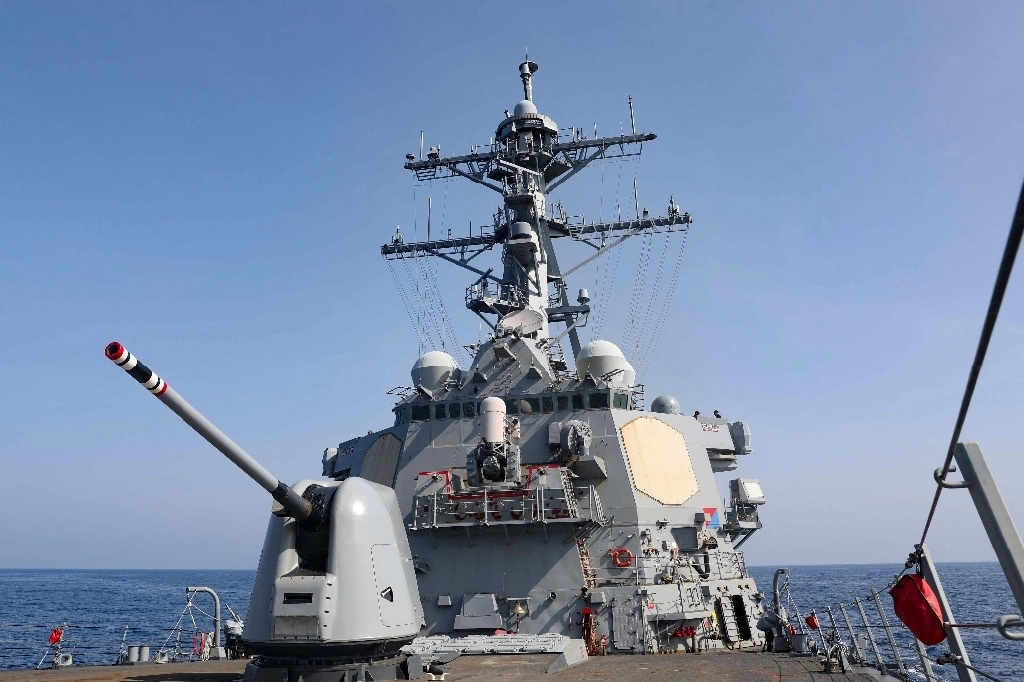 El buque de guerra estadunidense USS Milius realiza operaciones de rutina en el Mar de China Meridional. Foto Afp / Marina de EU / Greg Johnson