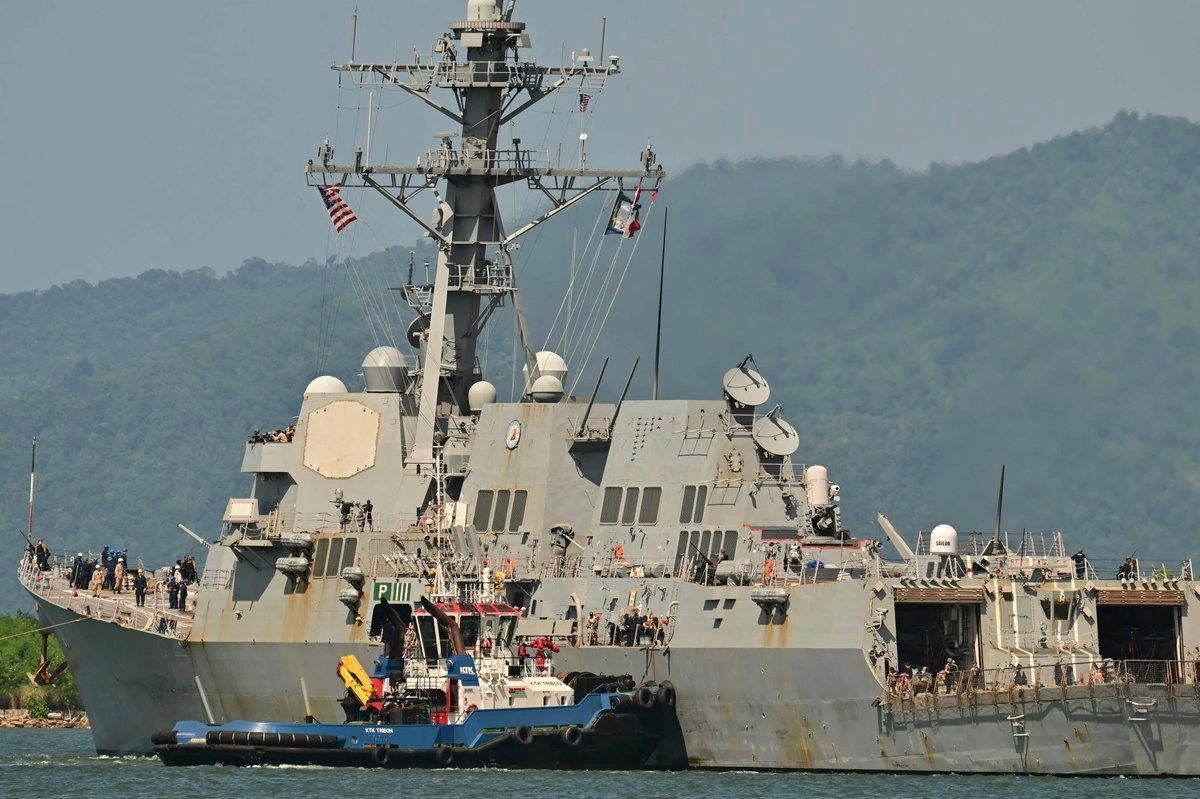 El buque 'USS Gravely' de la armada de EU zarpa de Puerto España, capital de Trinidad y Tobago, el 30 de octubre de 2025. Foto