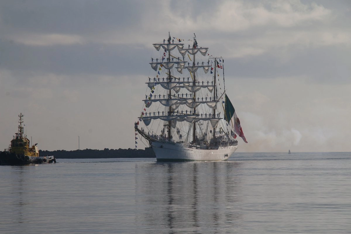 El Buque Escuela 'Cuauhtémoc' realiza una escala en el puerto de Veracruz en su primera travesía tras el accidente que sufrió en NY en mayo pasado y que dejó dos tripulantes muertos. Foto 