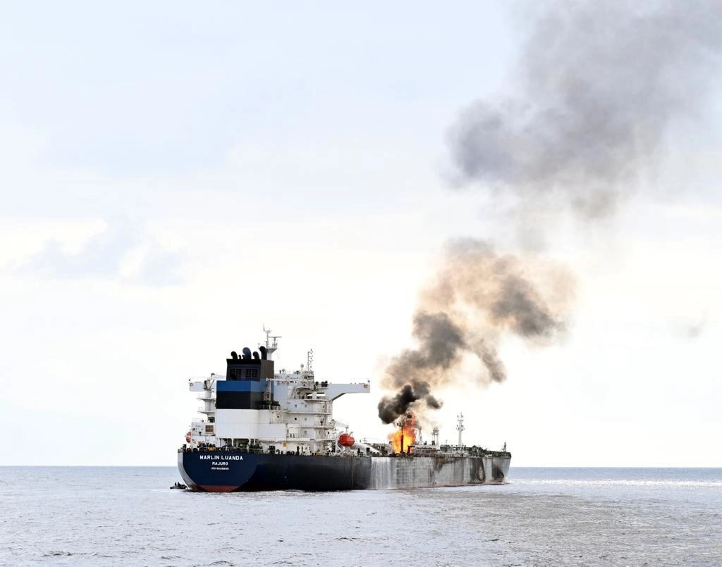 El capitán del barco informó de que el buque estaba haciendo aguas y la tripulación había sido evacuada antes de ser atacada una segunda vez por los insurgentes yemeníes. Foto Europa Press