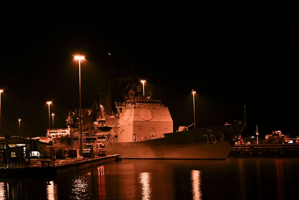 El buque USS Lake Erie pasó por la esclusa de Pedro Miguel hacia las 21:30 horas locales, y continuó navegando hacia el Atlántico en una travesía de 80 km que dura unas ocho horas. Foto
