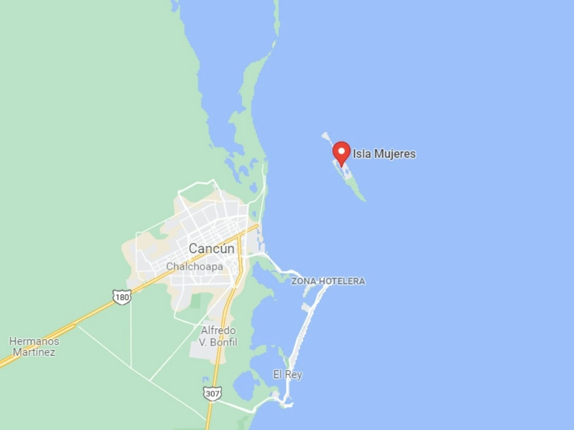 La embarcación pesquera halló a los viajeros cubanos a 27 millas náuticas de Isla Mujeres, Quintana Roo. Imagen tomada de Google Maps