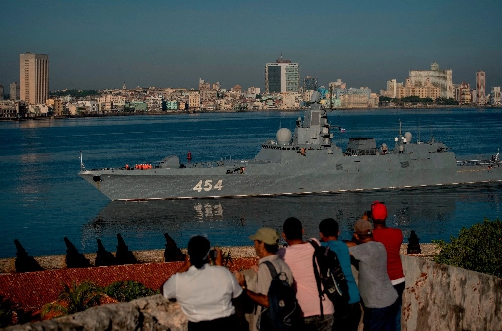 La fragata rusa 'Gorshkov' en el puerto de La Habana en junio de 2024; la embarcación regresará a Cuba entre los días 12 y 17 de junio de 2024. Foto Ap