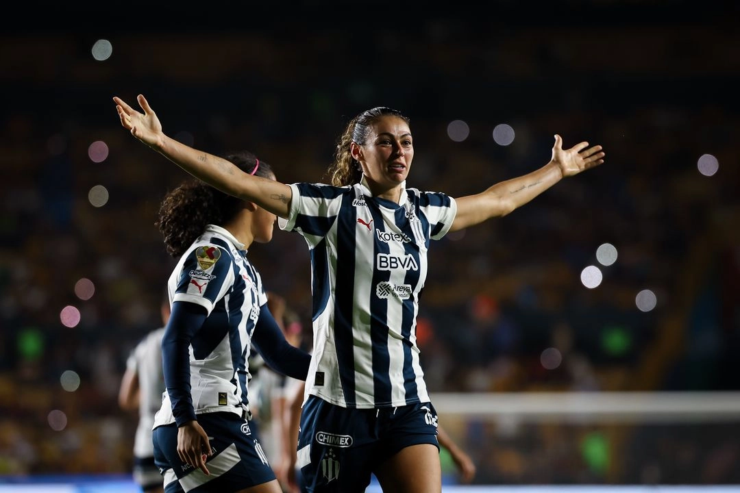 Tal como suelen ser los clásicos regiomontanos en el torneo femenil, la intensidad en la pelea por el esférico llegó a su límite con ataques de Katty Martínez y Thembi. Foto 