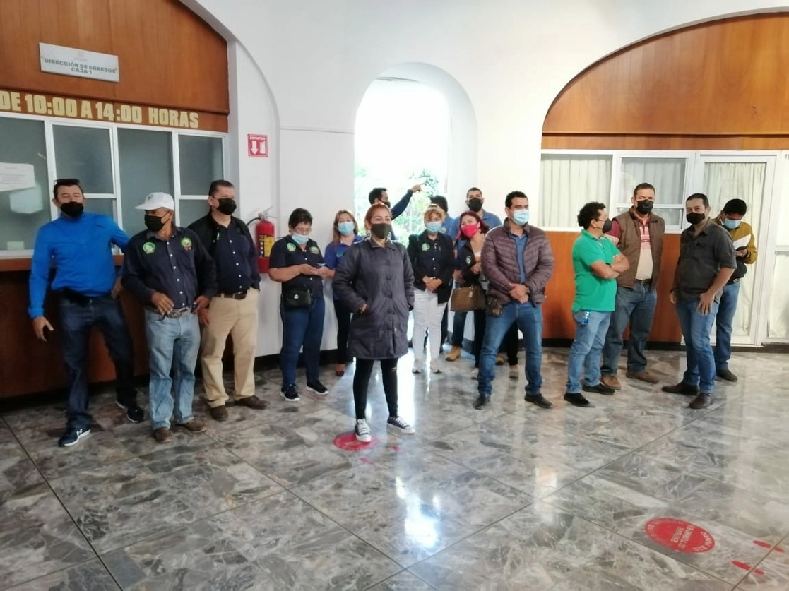 Integrantes del Sindicato Único de Trabajadores al Servicio del Estado y Municipios ‘tomaron’ las oficinas de la Secretaría General y de Finanzas, ambas del gobierno nayarita, debido a los adeudos que la administración gubernamental mantiene con empleados de base, el 15 de abril de 2021. Foto cortesía SUTSEM