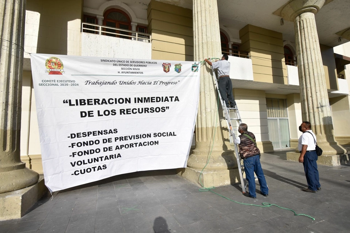El palacio municipal de Chilpancingo es bloqueado por trabajadores del sindicato independiente del ayuntamiento. Foto Cuartoscuro / Archivo