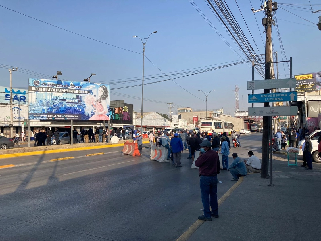 Trabajadores del ayuntamiento de Coacalco bloquearon la vía José López Portillo. Foto La Jornada